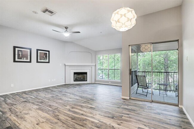 Building Photo - 8051 Bay Branch Dr