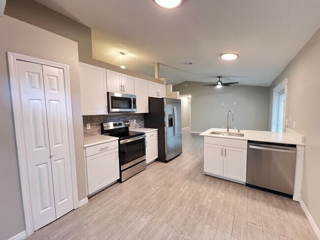 Building Photo - BEAUTIFUL 3 Bedroom 2 Bathroom home in Apopka