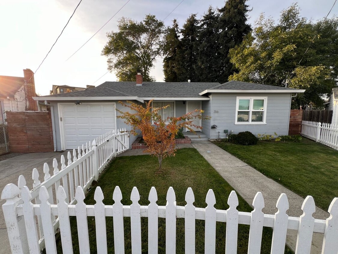 Primary Photo - STUNNING 2bd/1ba WITH PRIVATE BACK YARD, AIR CONDITIONING, LVP FLOORS, MODERN KITCHEN, AND MORE!!!!