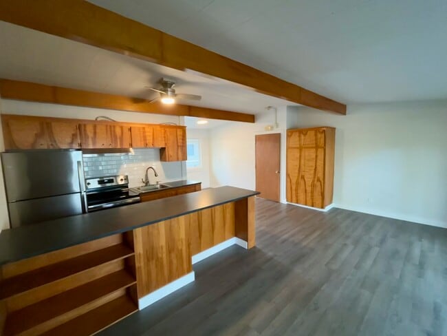 Building Photo - 465 Winslow Way E