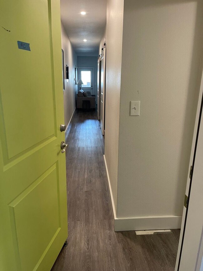 Foto del edificio - FURNISHED 1 BEDROOM 1 BATH APARTMENT  - BREMERTON