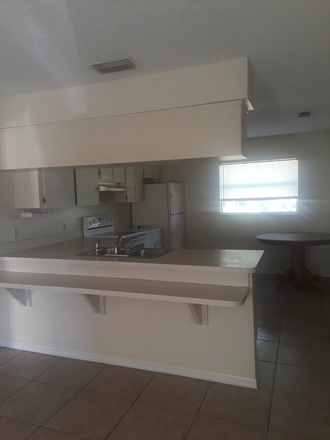 Nice 2 Bedroom/1Bath with Carport Room for Rent in Sumterville, FL