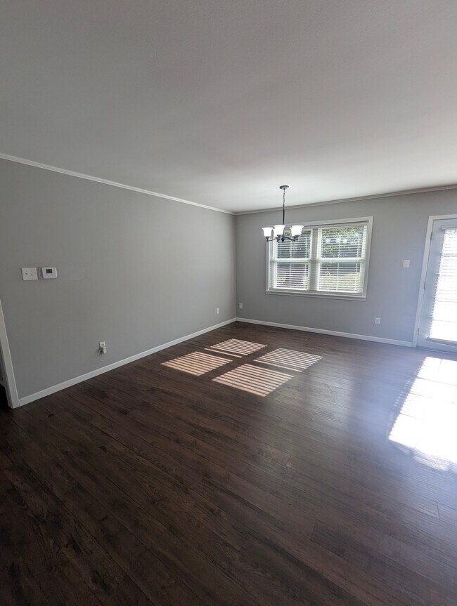 Foto del edificio - 305 Ferguson Rd