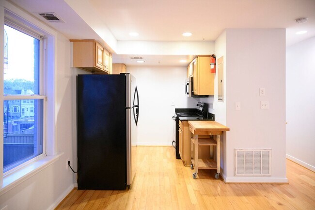 Building Photo - Awesome 2 Bedroom Apartment in a Cozy Buil...
