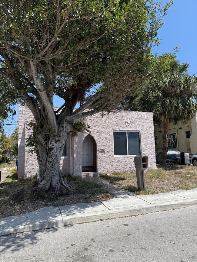 Building Photo - 1154 W 25th St