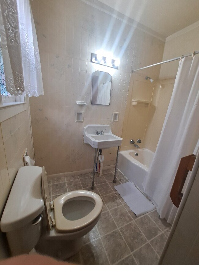 360 W Washington St, Dunkirk, IN 47336 House for Rent in Dunkirk, IN