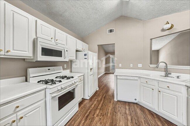 Foto del edificio - 1300 Wilkes Crest Dr