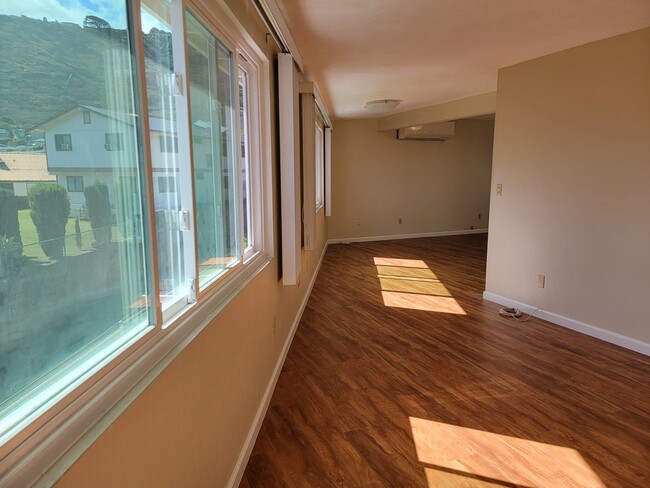 Building Photo - Large Upstairs Unit, Split AC, Renovated