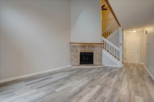 Building Photo - Spacious 2Bed/2.5 Bath with 2-Car Attached...