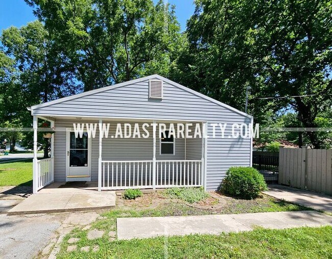 Foto del edificio - Spacious North Overland Park Bungalow-Available in FEBRUARY!!