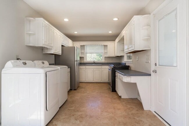Building Photo - 2631 Lavista Rd