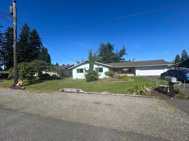 Building Photo - Spacious 3 bedroom, 2 bathroom with large ...