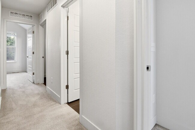 Foto del edificio - $2,645.95, 3 bed, 2.5 bath end unit located in Aurora with a washer and dryer.