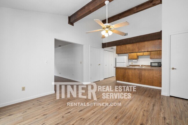 Foto del edificio - Carmichael 2 Bedroom Duplex