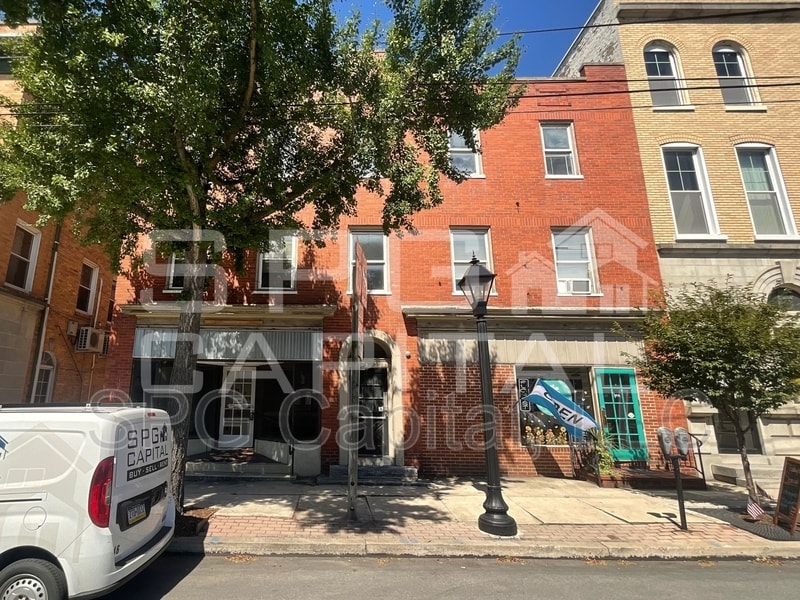 Primary Photo - 11 W King St