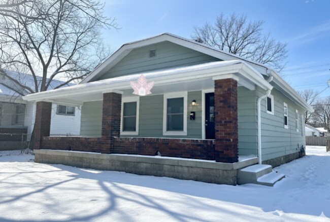 Foto del edificio - Warm and Welcoming 3 Bedroom 2 Bath Bungalow in a prime location!!!