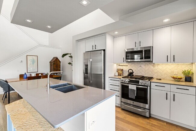 Foto del edificio - Modern Luxury in this end unit Blondie Condo