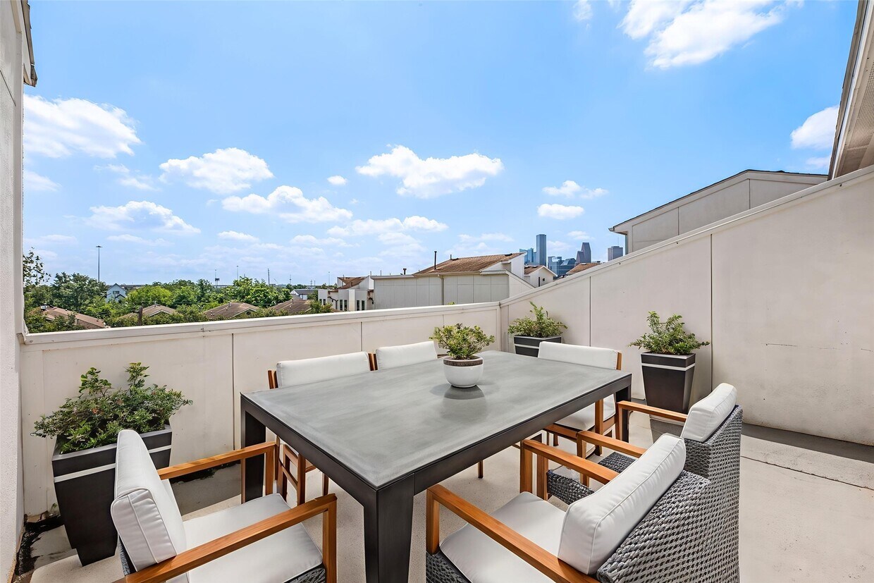 Primary Photo - 1705 Weber St