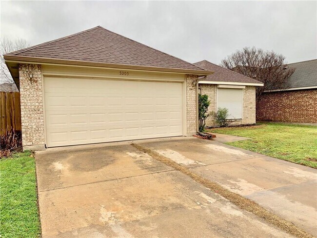 Building Photo - 5305 Manhassett Dr