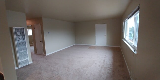 Large, light living room - 3810 Redding St