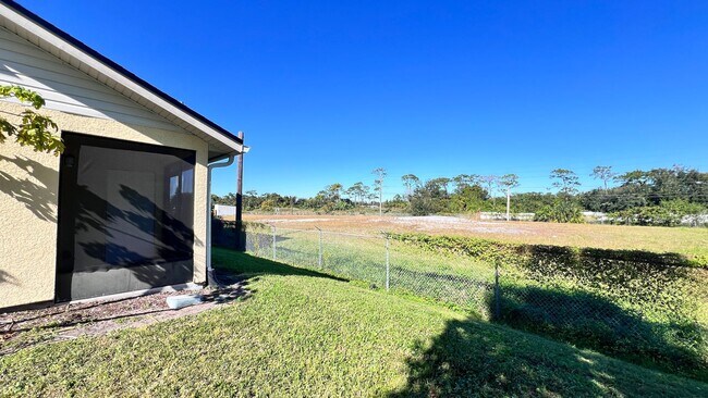 Building Photo - Available December 4th! Great END Unit 3 B...