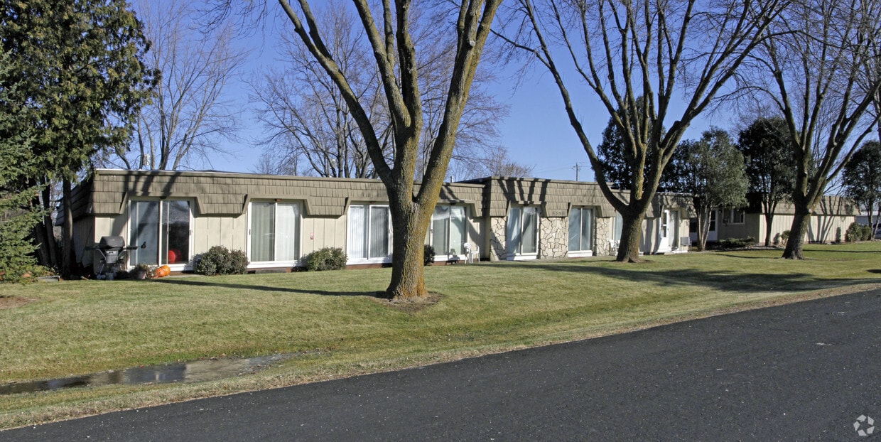 Building Photo - 1111 S Nicolet Rd