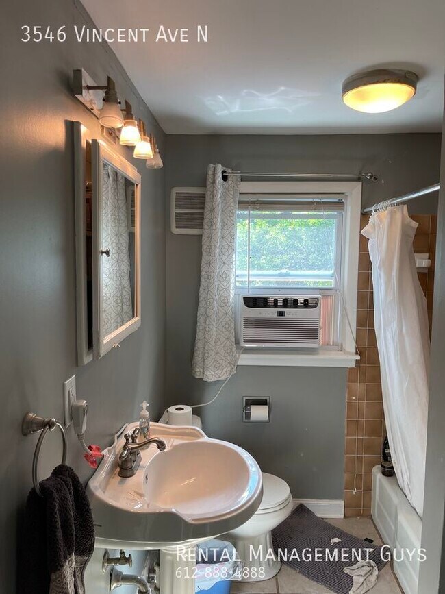 Foto del edificio - Huge home with good sized bedrooms located...