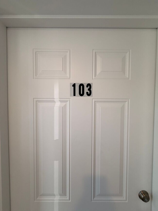 Foto del edificio - Brand New spacious Studio available in a great location.