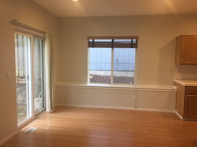 Building Photo - Murray Hills neighborhood Beautiful 4 Bedroom 2.5 Bath Home! Like New!! 2 Car Garage! New Carpet ...