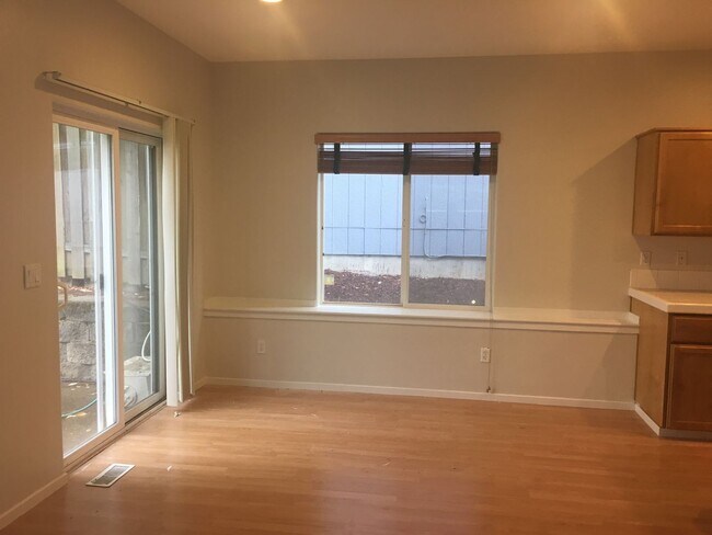 Foto del edificio - Murray Hills neighborhood Beautiful 4 Bedroom 2.5 Bath Home! Like New!! 2 Car Garage! New Carpet ...