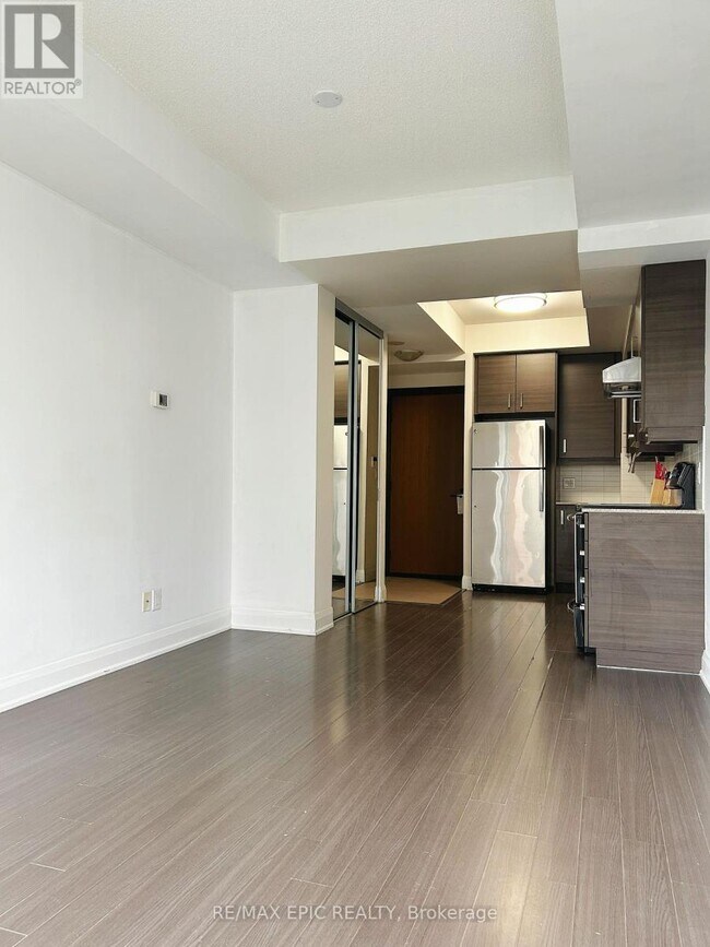 Photo du bâtiment - 1-601 Uptown Dr