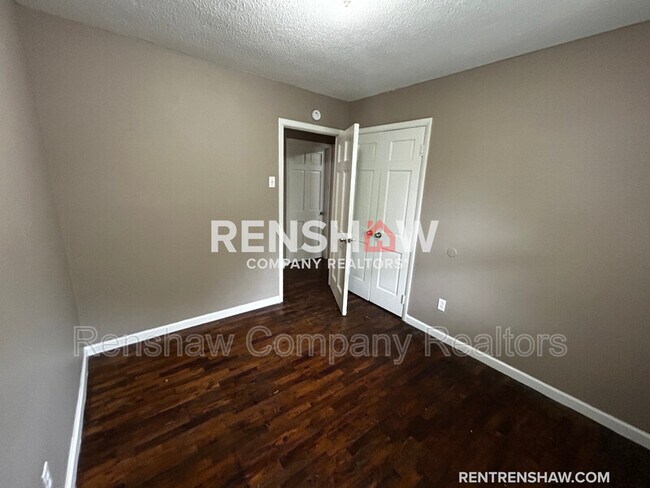 Building Photo - 672 Coach St