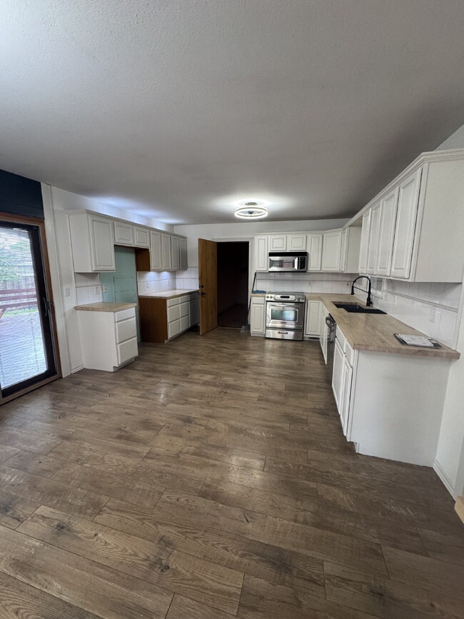 Building Photo - 840 N Waddington Ave