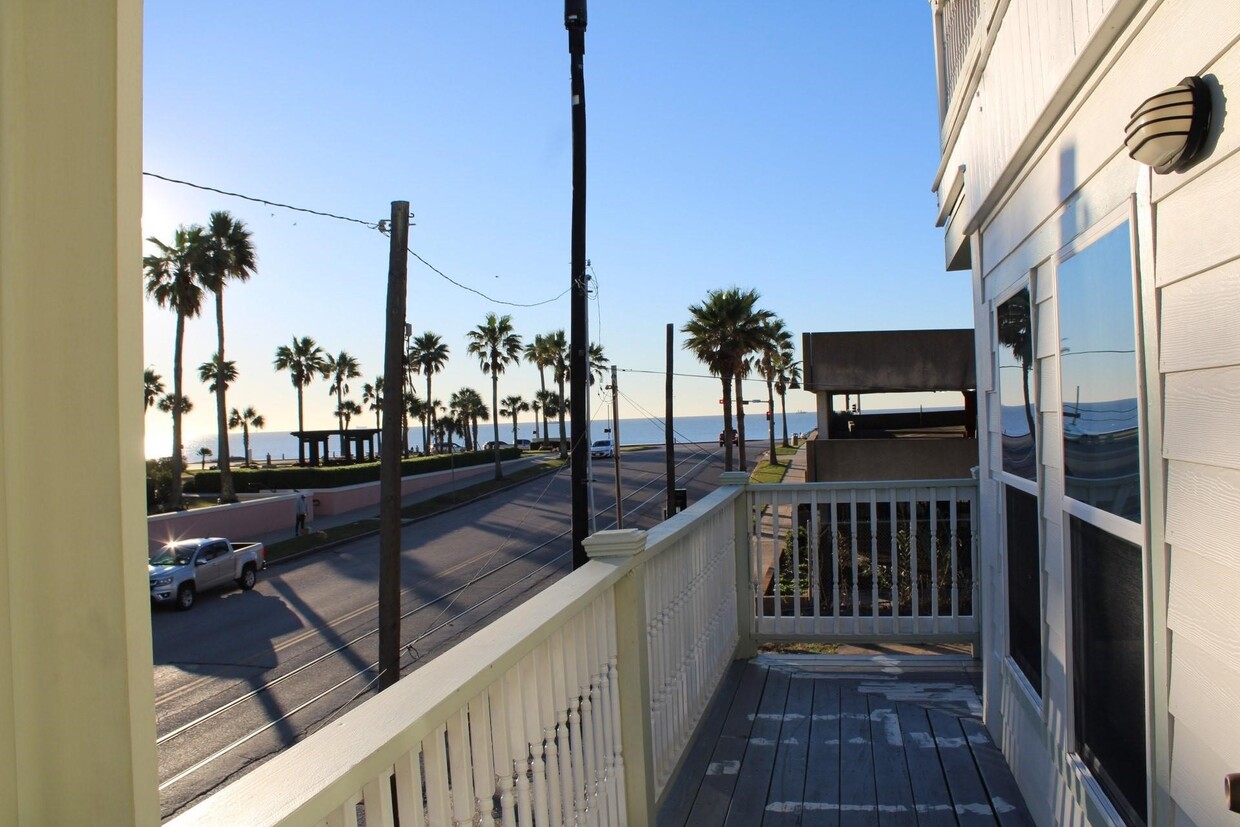 Primary Photo - 2101 Bernardo De Galvez Ave