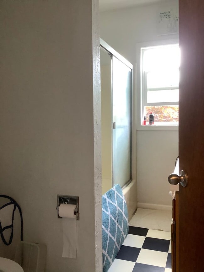 Building Photo - 2085