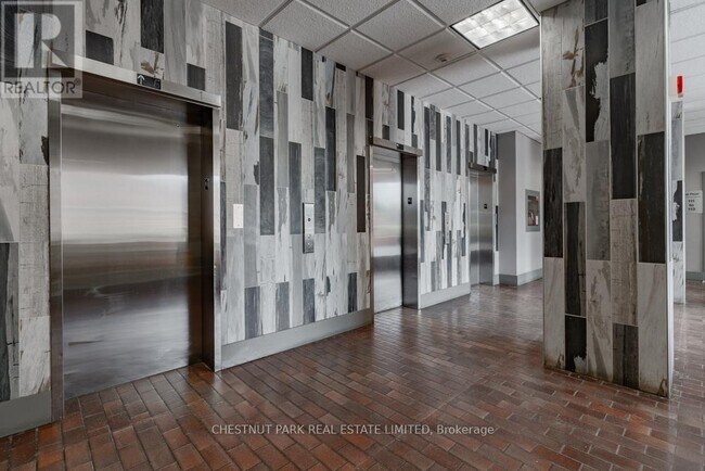 Photo du bâtiment - 150 Lakeshore Rd W