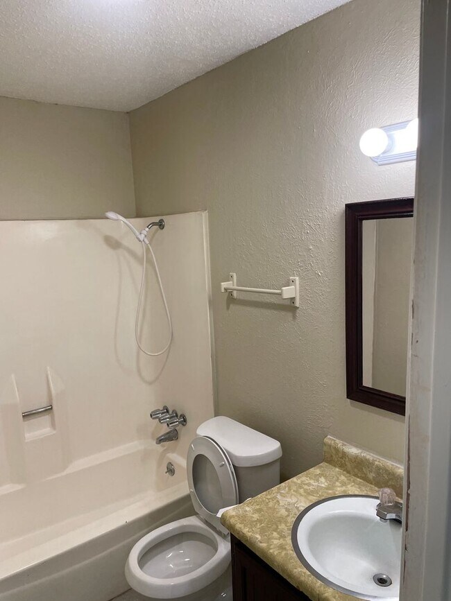 Building Photo - Lovely 3 bedroom/2 bath on a corner lot