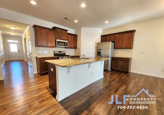 Building Photo - Must See 4 bed/2 bath Ranch Minutes Away f...