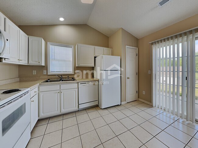 Foto del edificio - 160 Charlotte Ct