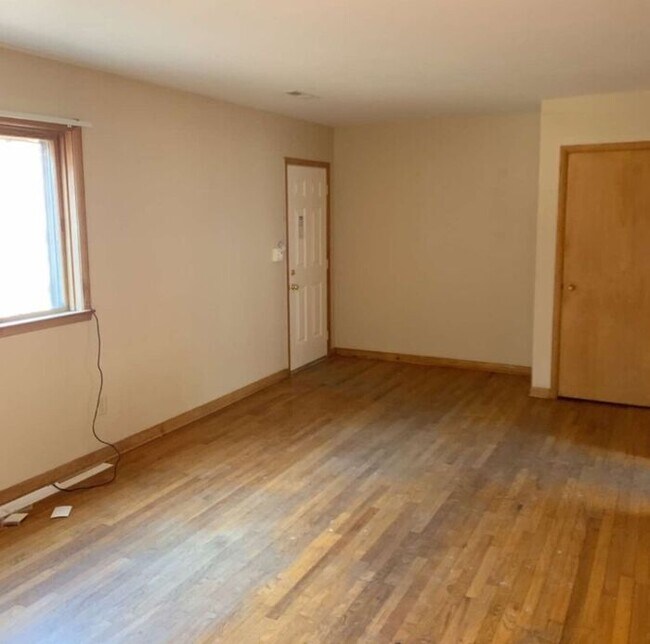 Building Photo - $995 | 2 Bedroom, 1 Bathroom Apartment | C...