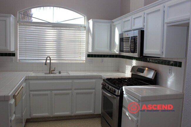 Foto del edificio - Poolside Living in Rosedale – Spacious 3 Bed / 2 Bath Home!