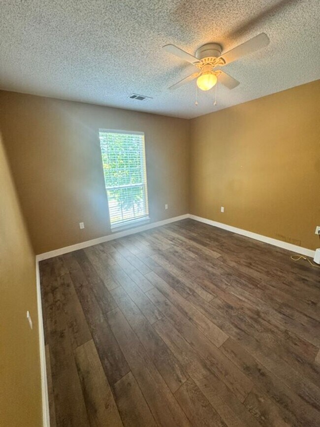 Building Photo - Spacious 4 Bedroom in South Crestview!