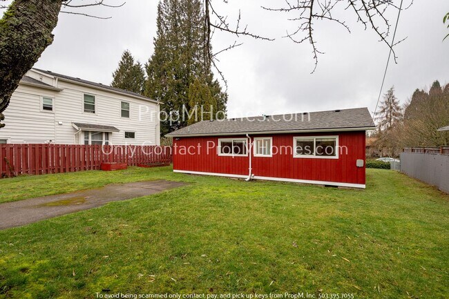 Building Photo - Charming Two Bedroom, One Bath Home Coming...