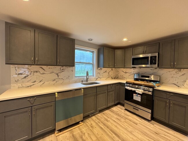Building Photo - Recently Updated 3-Bedroom Townhouse in La...