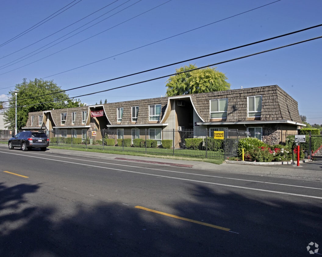 Primary Photo - Oakcrest Apartment Homes