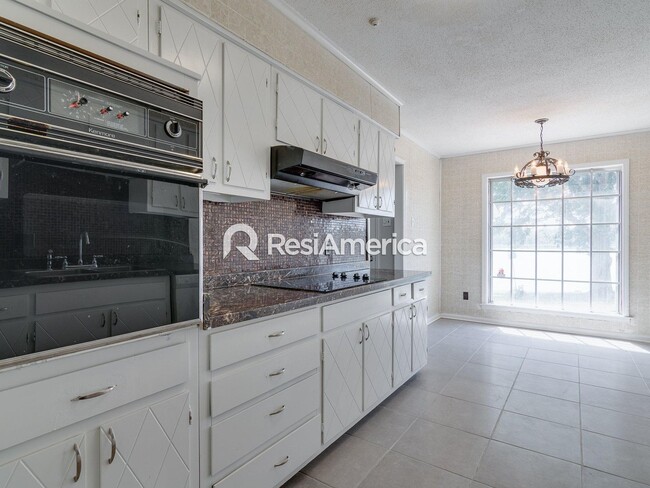 Building Photo - 3BR/2B Renovated Lake House Available For ...