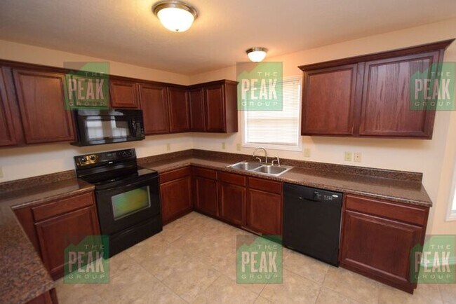 Building Photo - 3 Bedroom 2 Bath Home With Bonus Room In U...