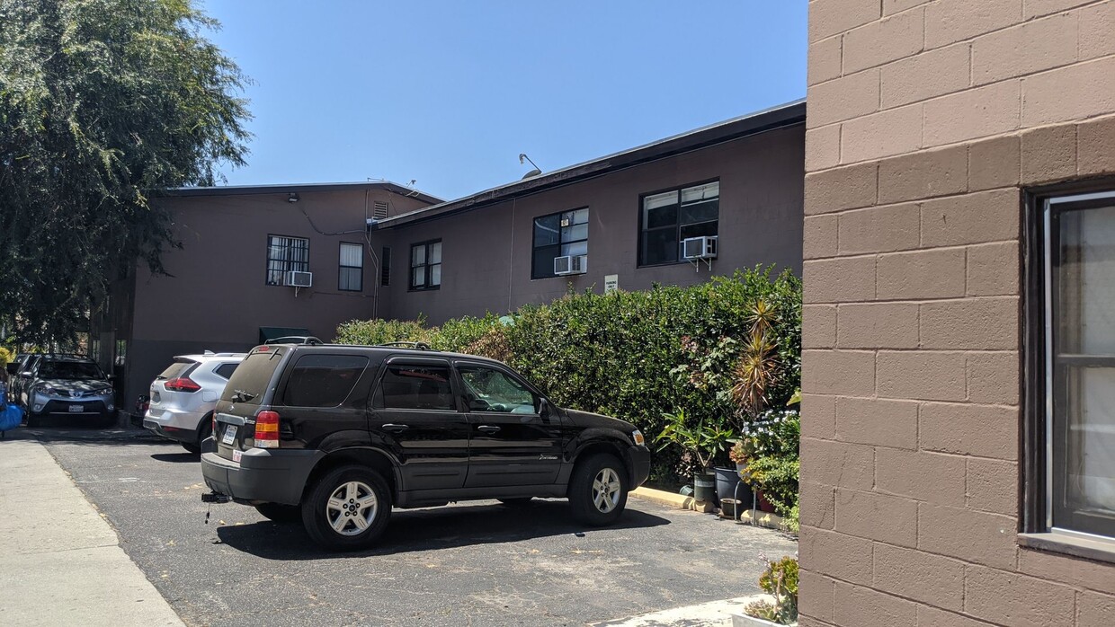 Primary Photo - Two story 1 bed, 1 bath with in unit laund...