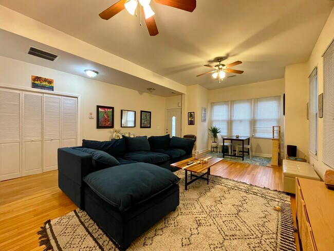 Foto del edificio - 2620 W Armitage Ave