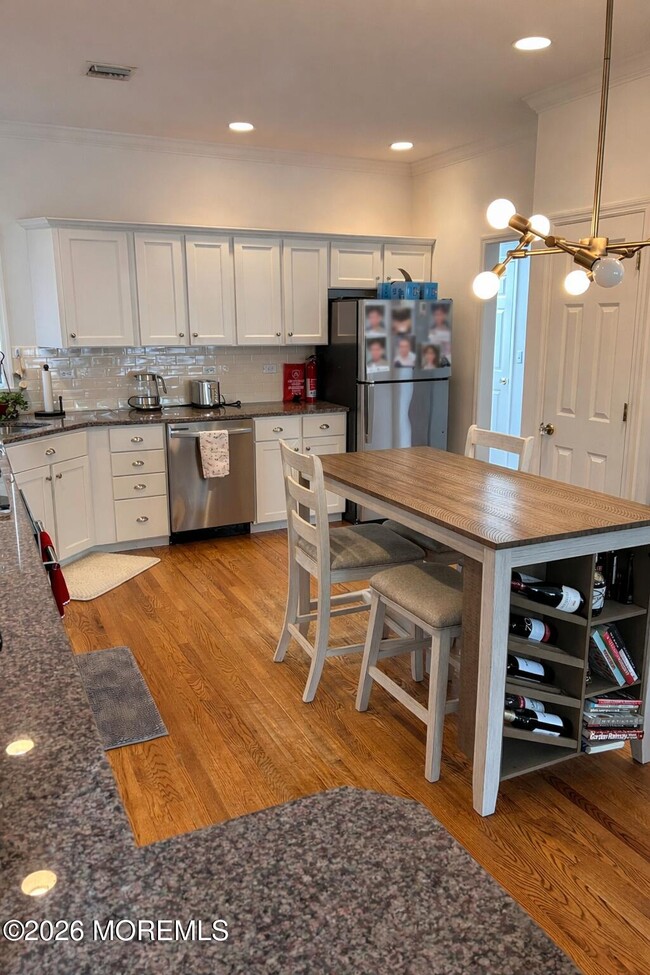 Building Photo - 6 Cook St